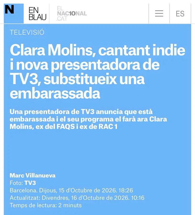 Captura de En Blau con el titular «Clara Molins, cantant indie i nova presentadora de TV3, substitueix una embarassada», la entradilla, la firma y la fecha.